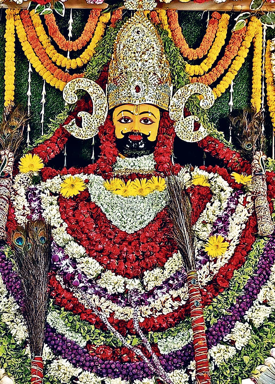 झुक गये बड़े-बड़े सरकार तेरी मोर छड़ी के आगे