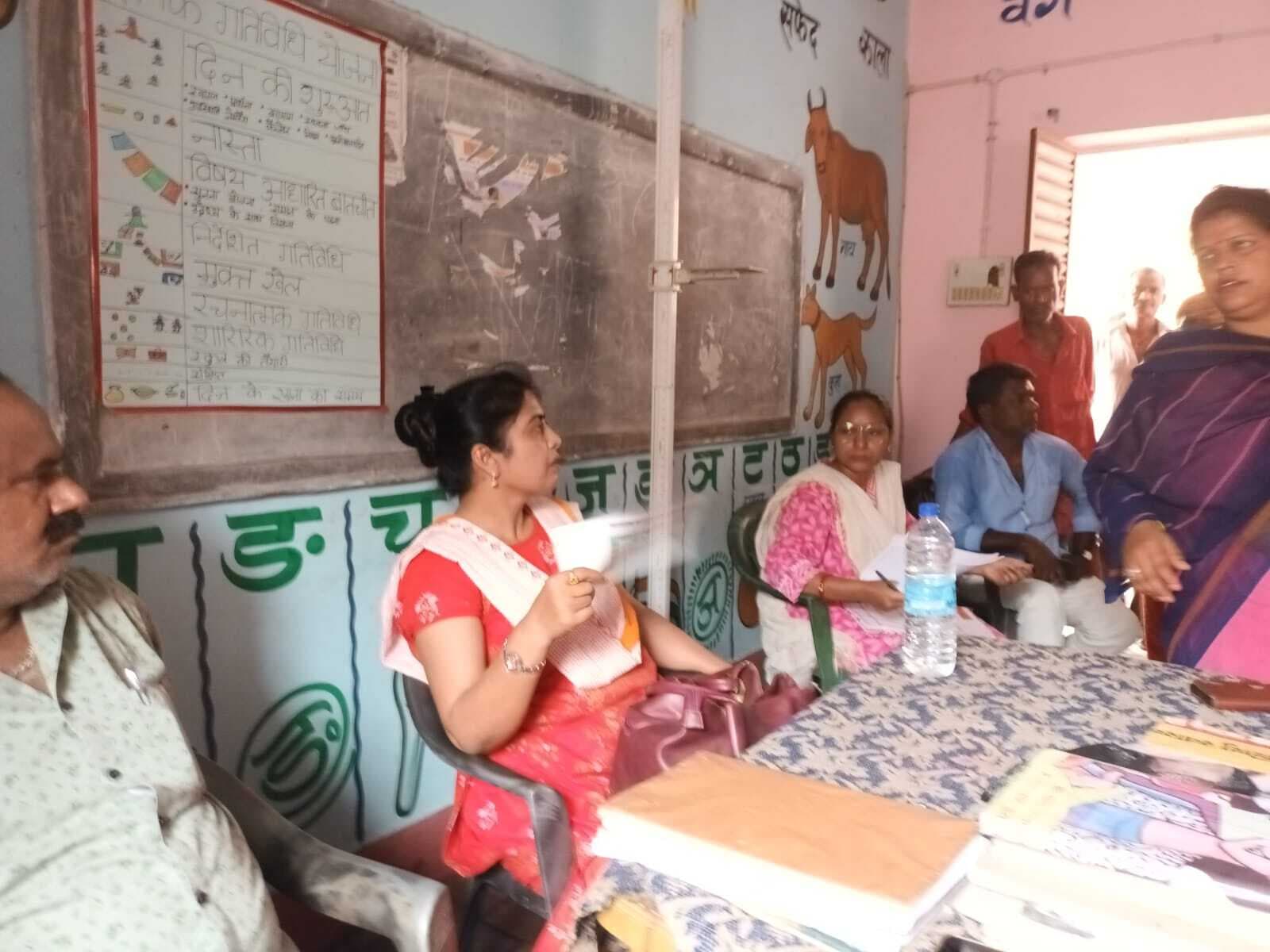 आंगनबाड़ी केंद्र में बच्चा बंद होने के मामले की जांच करने पहुंचीं सीडीपीओ