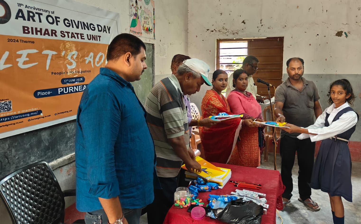 आर्ट ऑफ गिविंग डे पर बच्चों के बीच पठन पाठन सामग्रियों का वितरण