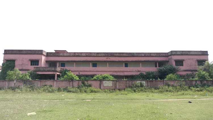 सात साल पूर्व ही बना बालिका आवासीय विद्यालय का भवन नहीं हुआ चालू, भवन खंडहर में हो रहा तब्दील