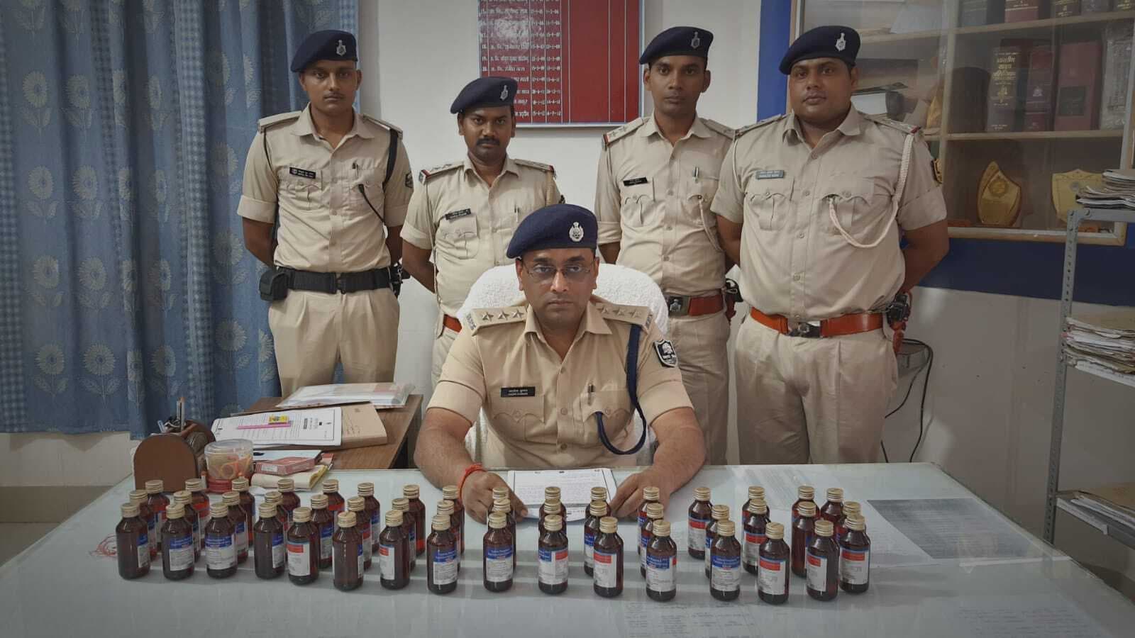 लक्जरी कार से भारी मात्रा में कोडीन युक्त कफ सिरप बरामद