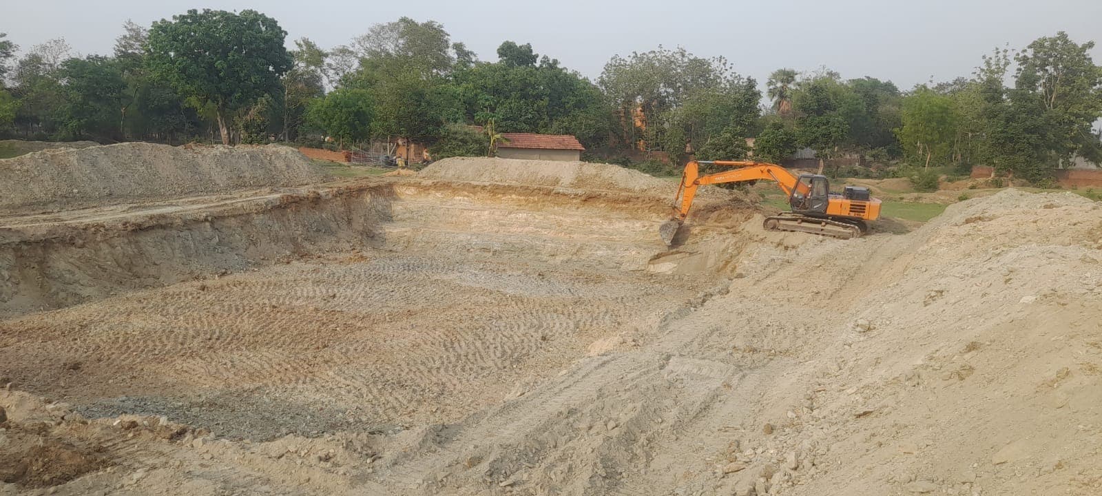 रानीगंज में तालाबों की हो रही खुदाई, ग्रामीण अनभिज्ञ, बिचौलिये हो रहे मालामाल