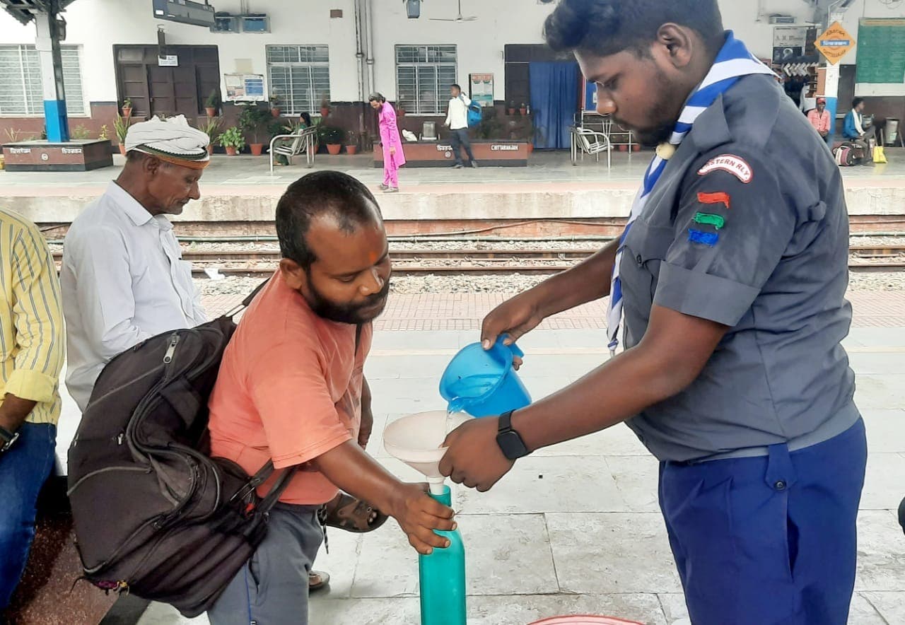 स्काउट एंड गाइड ने यात्रियों को पिलाया शीतल जल