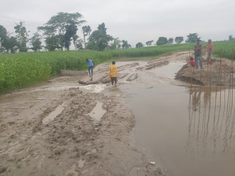 तेज धार में बहा डायवर्सन, लोगों को झेलनी पड़ रही है परेशानी