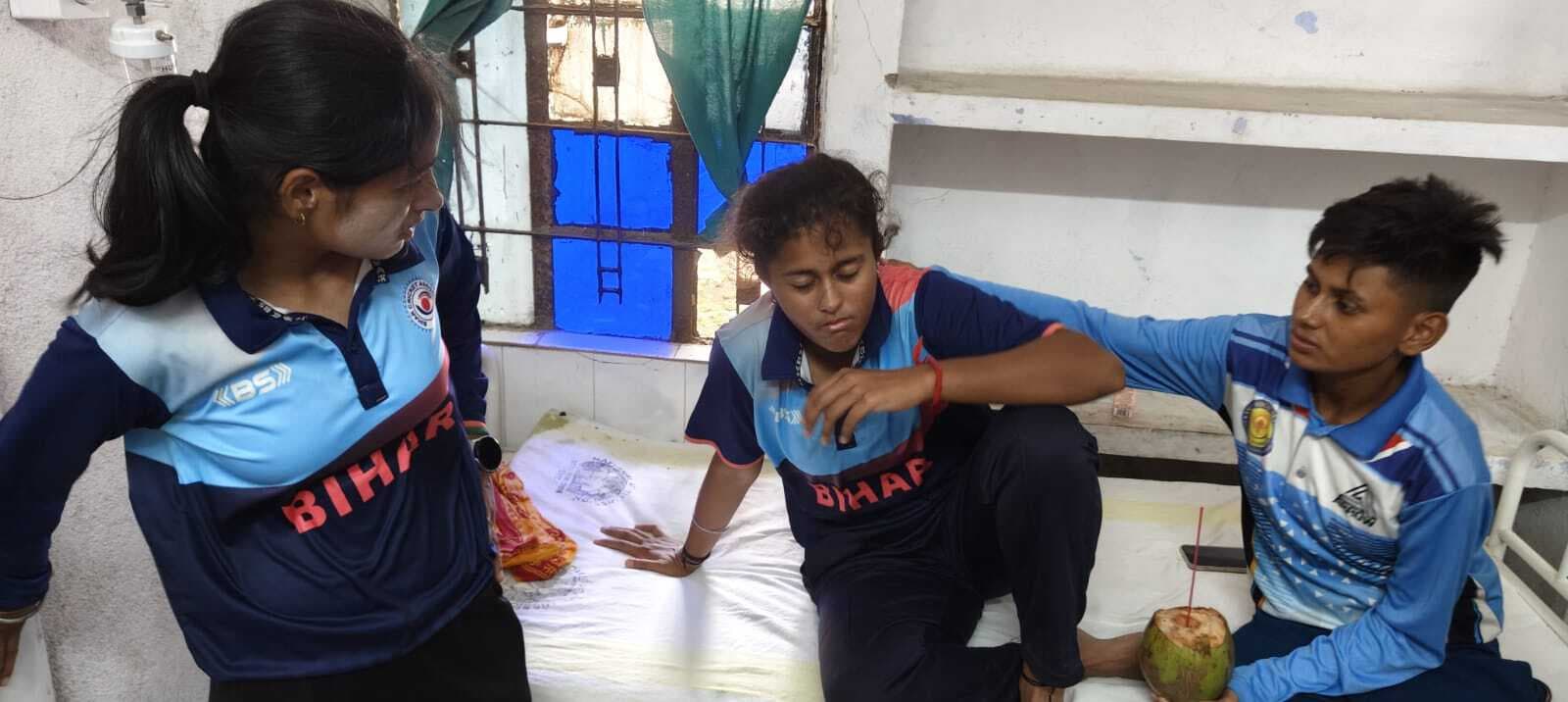 खेल के दौरान चंदवारी मैदान में गिरी महिला क्रिकेटर