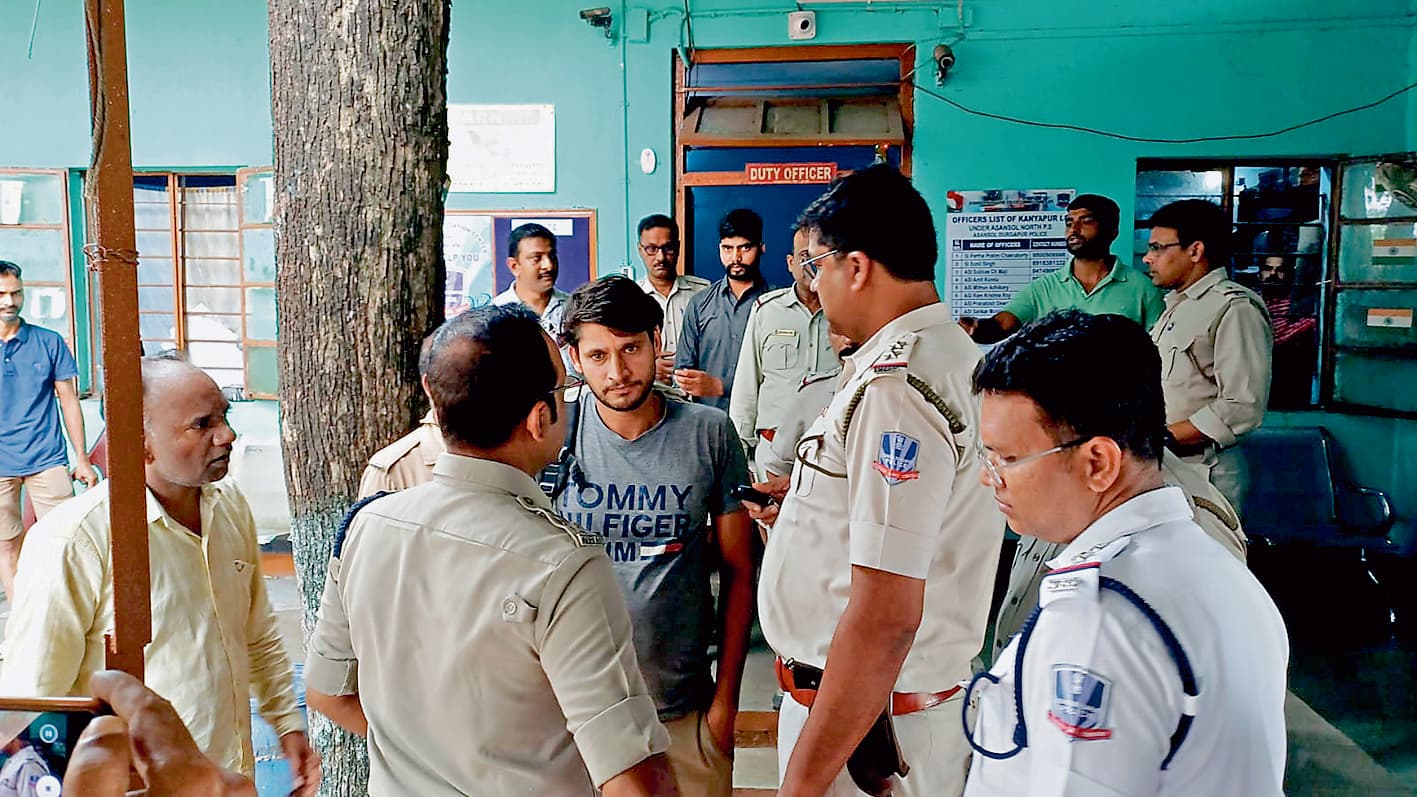 पुलिस ने किया अरेस्ट, फैल गयी अपहरण की अफवाह