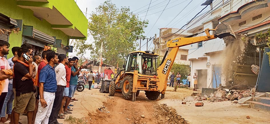 नगर निगम क्षेत्र के अवधूतनगर में चला बुलडोजर