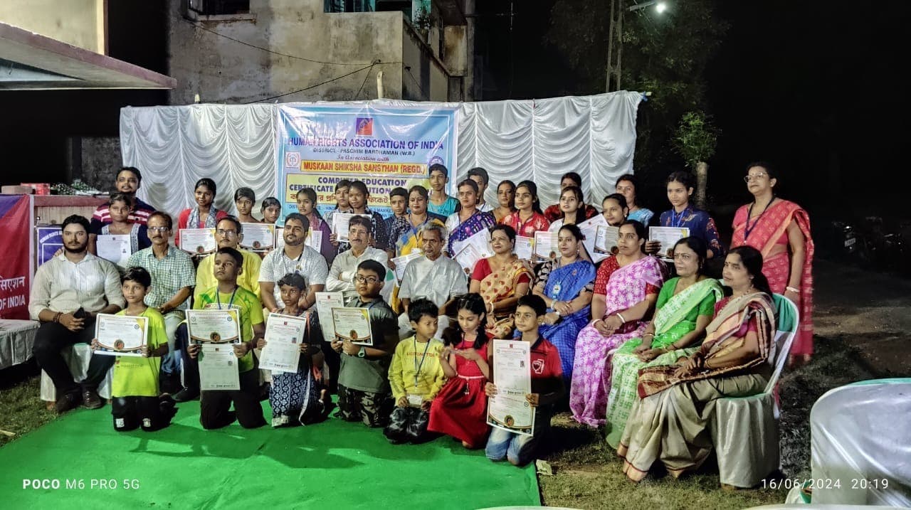 बच्चों के बीच बंटा कंप्यूटर प्रशिक्षण का प्रमाण-पत्र