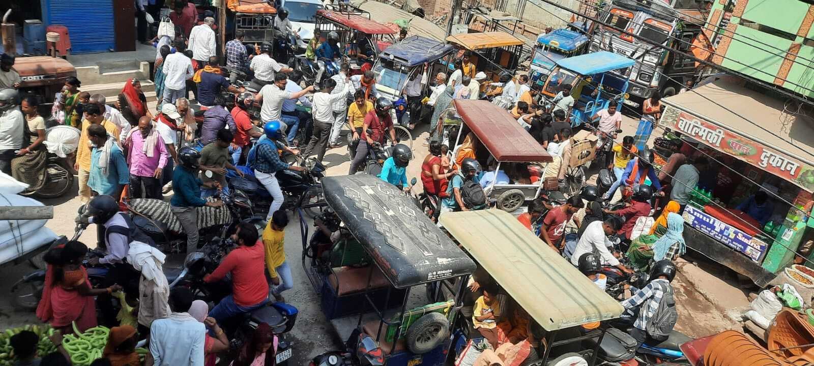 कदमकुआं चौक पर ट्रैफिक पुलिस नहीं रहने से रोज लगता है जाम