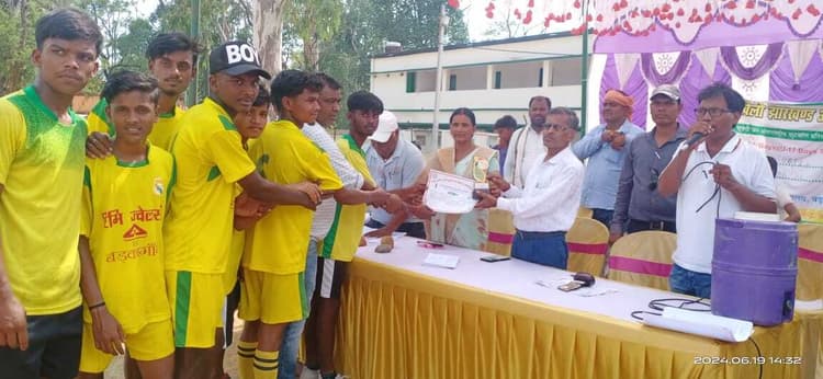 प्लस टू हाई स्कूल को मिला सुब्रतो कप फुटबॉल टूर्नामेंट का खिताब