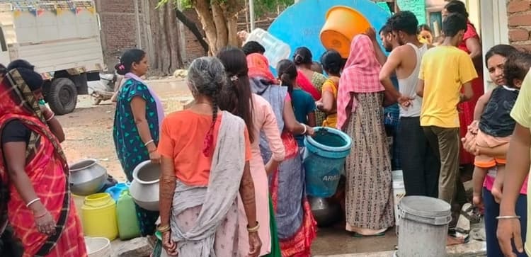 गांव के सभी चापानल सूखे, पानी टैंकर बना सहारा