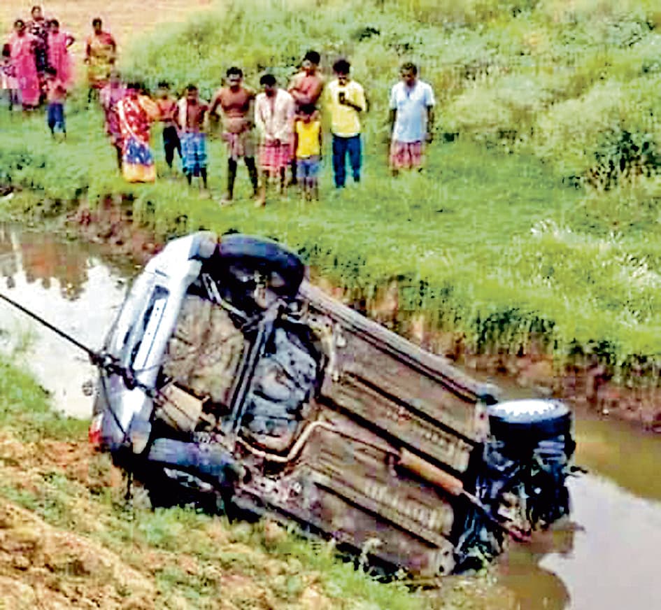 कार अनियंत्रित होकर नहर में गिरी, दो लोगों की मौत