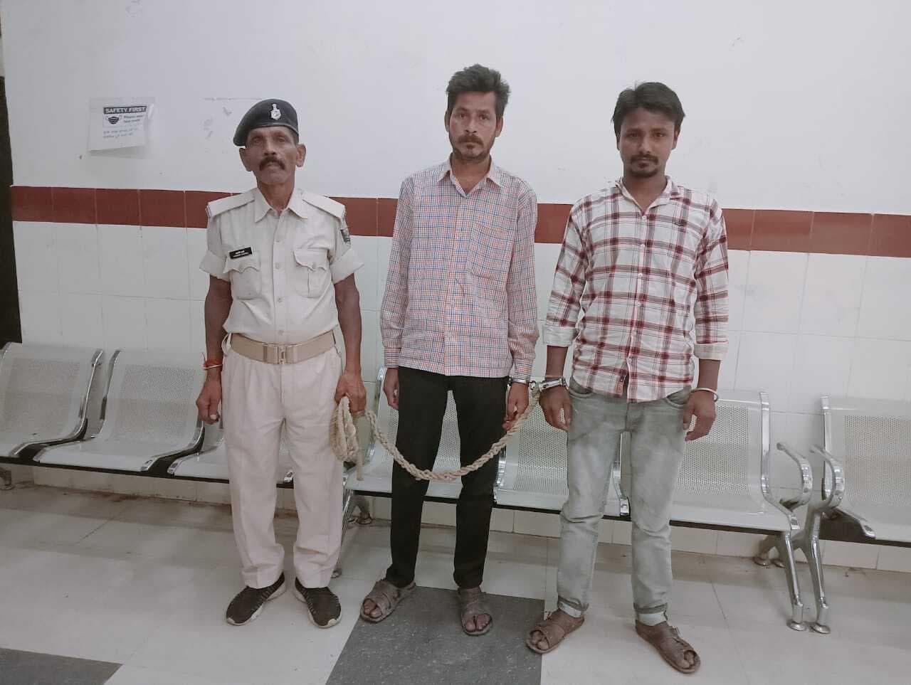 12 लीटर शराब के साथ दो तस्कर गिरफ्तार