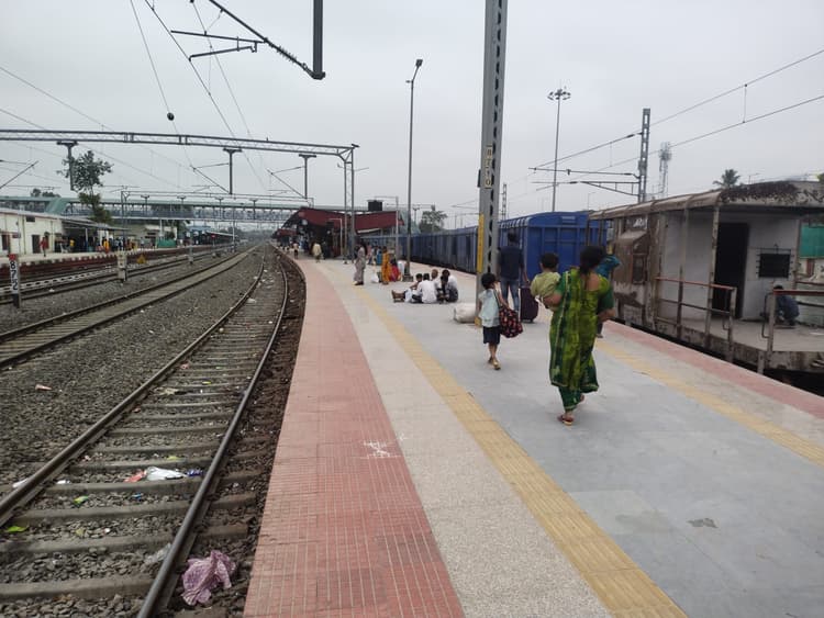 ट्रेन दुर्घटना 48 घंटे बीत जाने के बाद अप व डाउन दोनों लाइनों पर ट्रेनों का परिचालन हुआ सामान्य