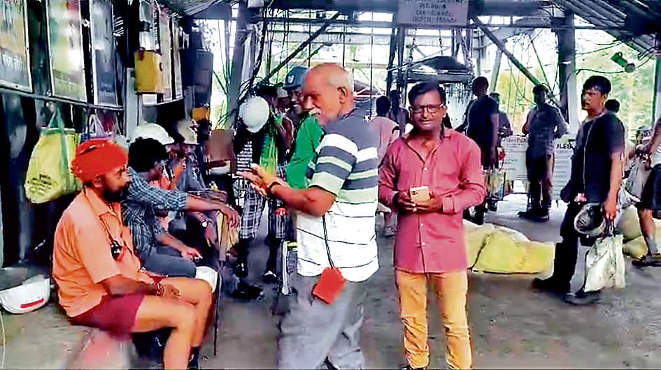 भीषण गर्मी में काम करने को मजबूर श्रमिक, किया प्रदर्शन