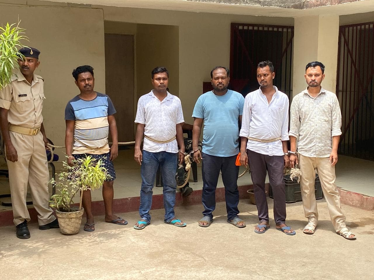 79 मोबाइल के साथ दो नाबालिग समेत सात गिरफ्तार