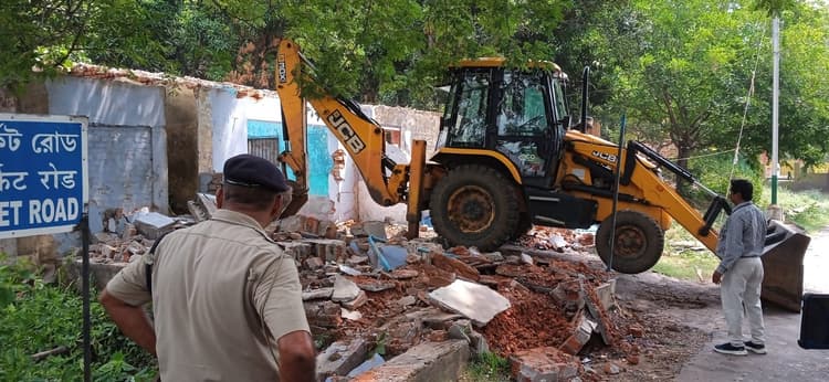 सिमजुरी में 53 अवैध दुकानों को किया गया ध्वस्त