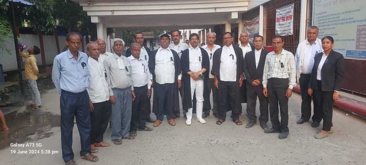अधिवक्ता व उसके पुत्र की हत्या के विरोध में अधिवक्ताओं ने काला बिल्ला लगा किया प्रदर्शन