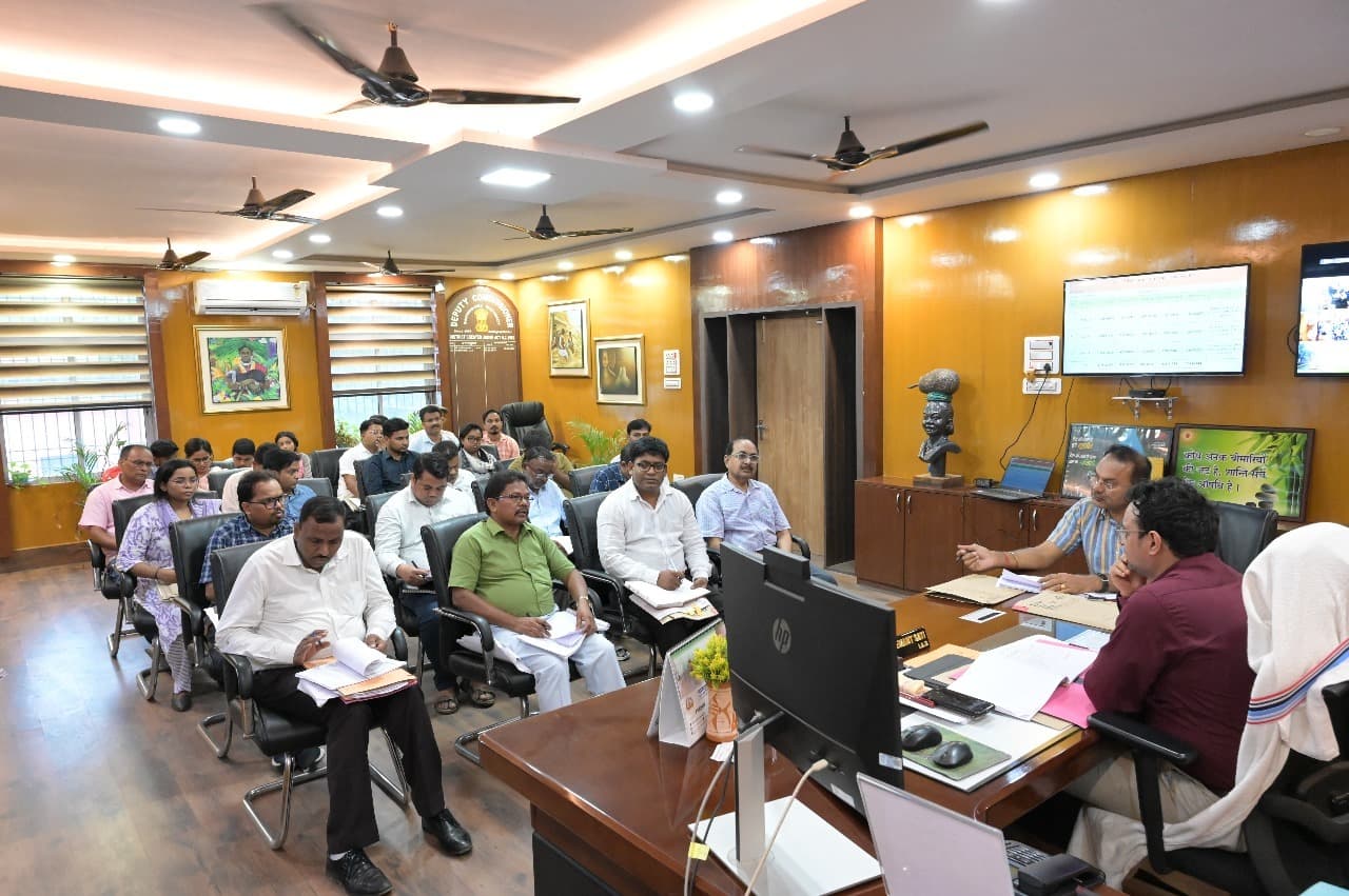 निविदा प्रक्रिया शीघ्र पूर्ण कर संपन्न करायें विकास कार्य : डीसी