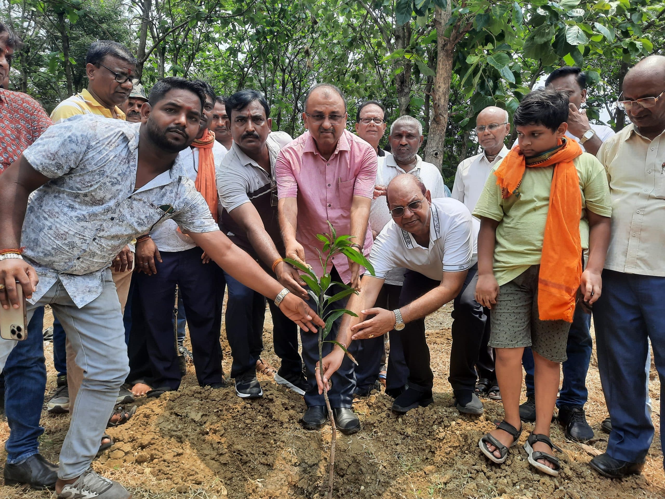 पानागढ़ रेलपार श्मशान काली मंदिर में जायसवाल समाज का पौधरोपण