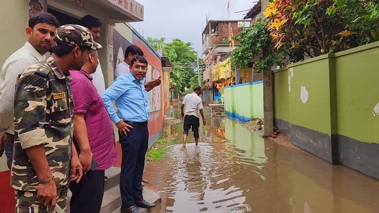 पौआखाली नगर पंचायत के वार्ड संख्या 08 में दिखा खबर का असर, जलजमाव जायजा लेने पहुंची नप की टीम