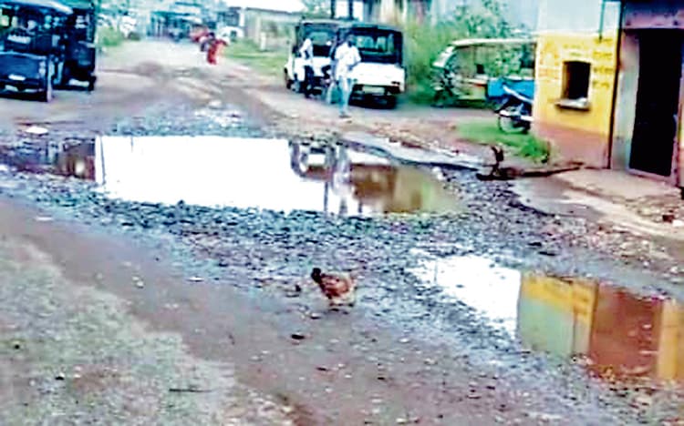 जामुड़िया की सड़कों पर गड्ढे दे रहे हादसों को न्योता