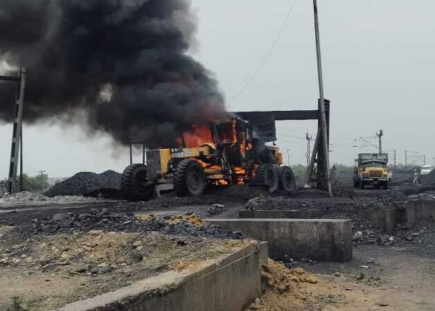बैरियर से टकरायी ग्रेडर मशीन, लगी आग