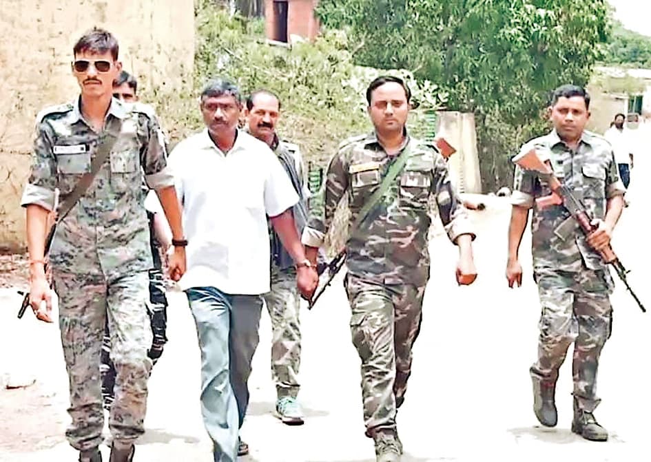 एसीबी ने पांच हजार रिश्वत लेते बालूमाथ प्रखंड कार्यालय से पंचायत सचिव को पकड़ा