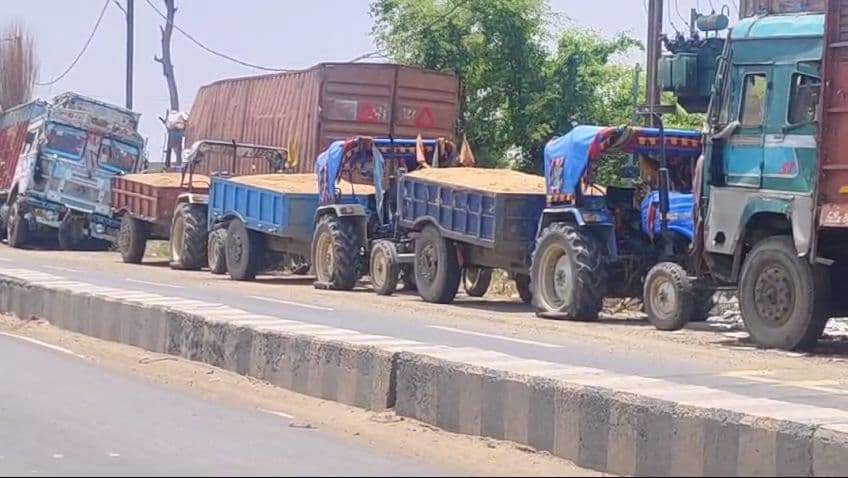 बालू माफियाओं ने पुलिस पर ट्रैक्टर चढ़ाने का किया प्रयास