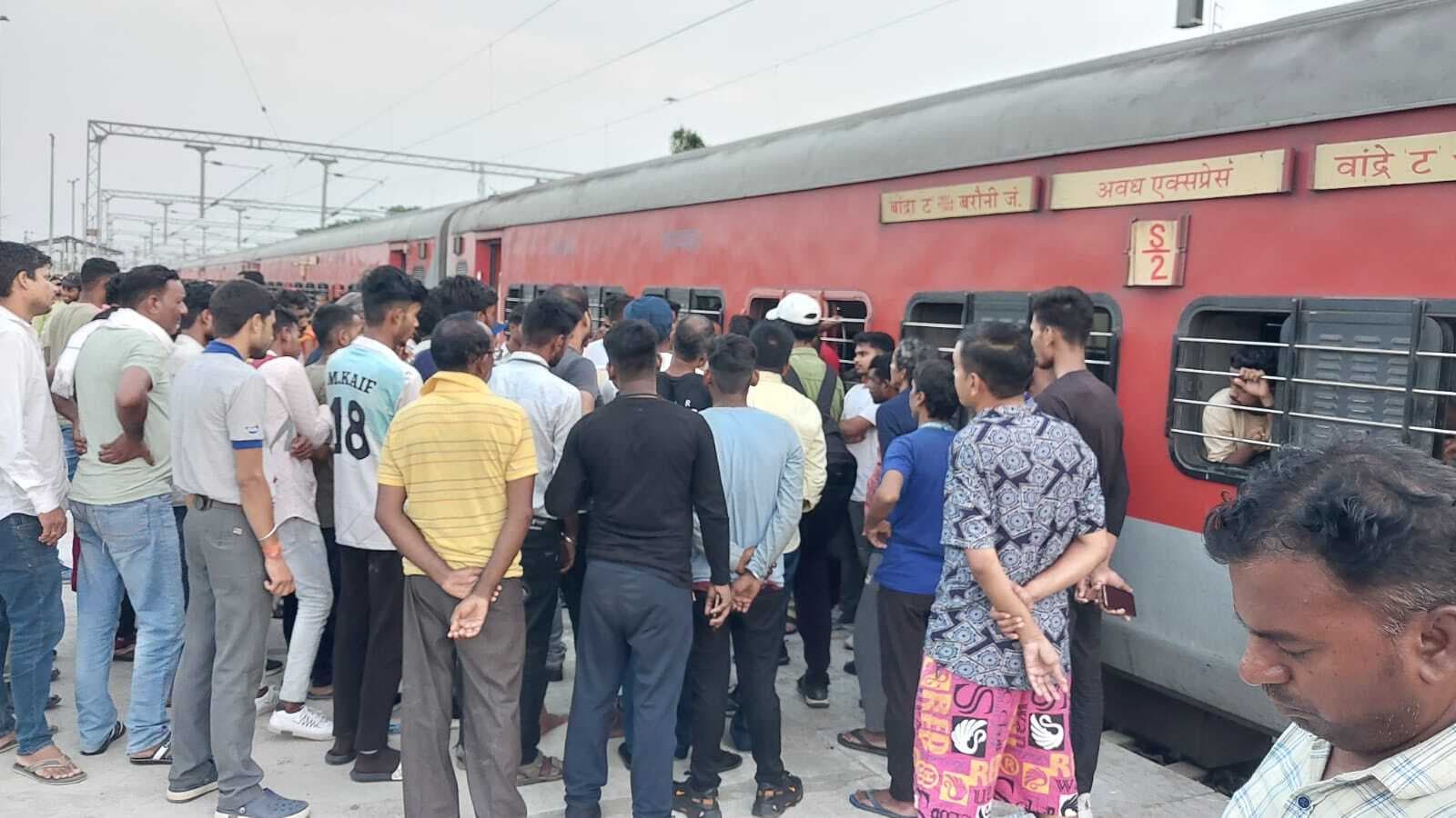 कई घंटे साठी स्टेशन पर खड़ी रही अवध एक्सप्रेस, यात्री परेशान