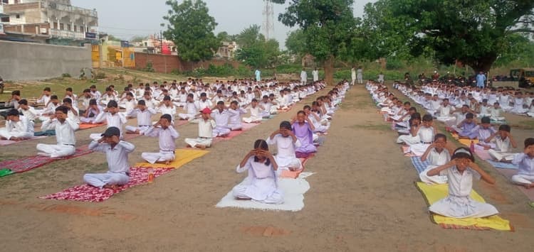सरस्वती विद्या मंदिर में छात्र-छात्राओं को कराया गया योग