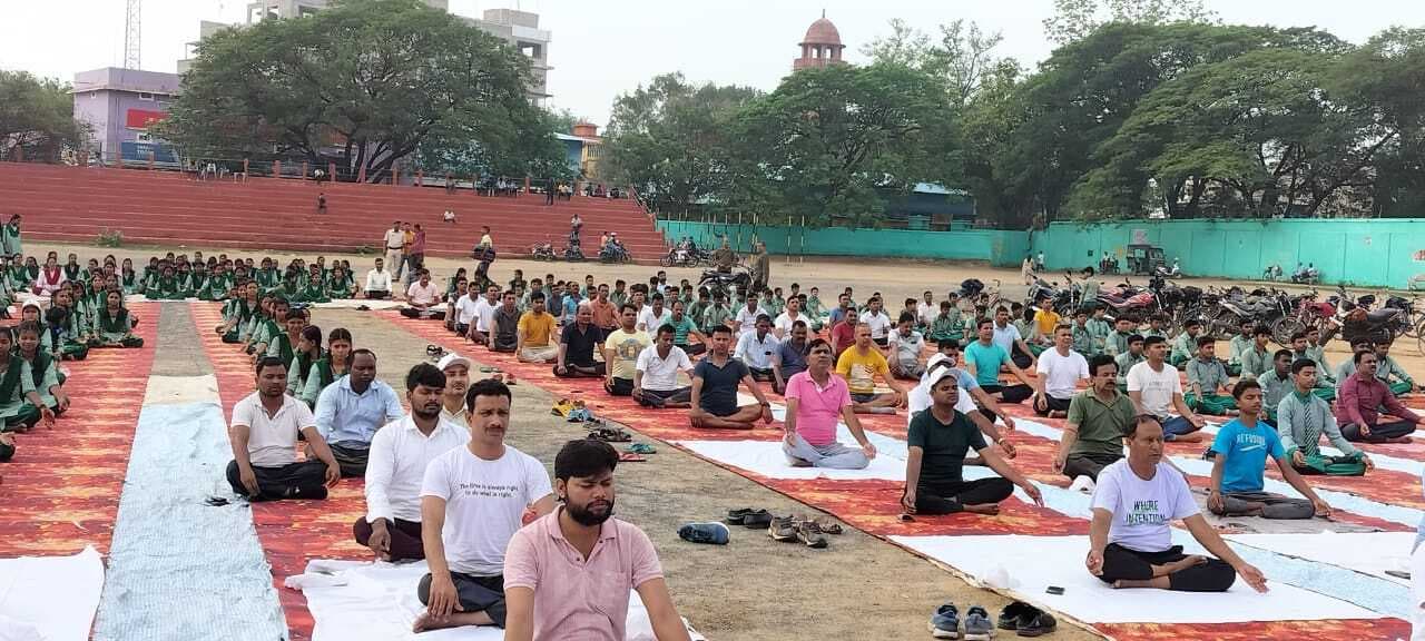 लोगों ने कपालभाति, नाड़ीशोधन, अनुलोम-विलोम, भ्रामरी, प्राणायाम का किया अभ्यास