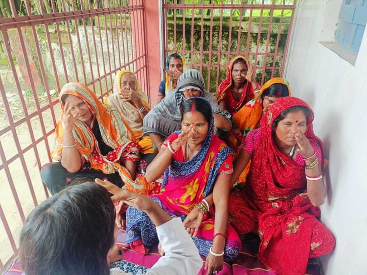 स्वास्थ्य केंद्रों में योग शिविर का किया गया आयोजन