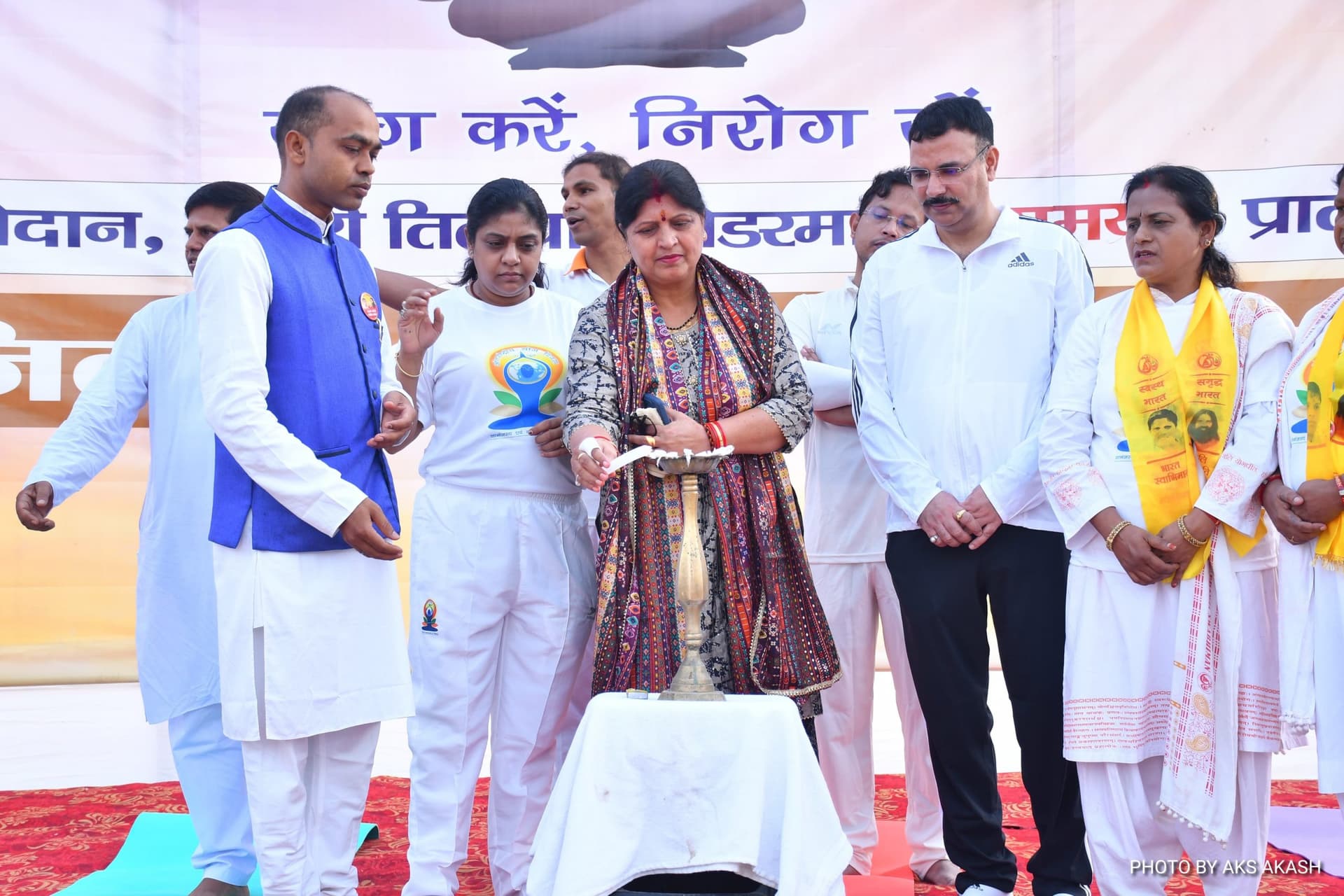 योग दिवस पर हजारों लोगों ने एक साथ किया योग