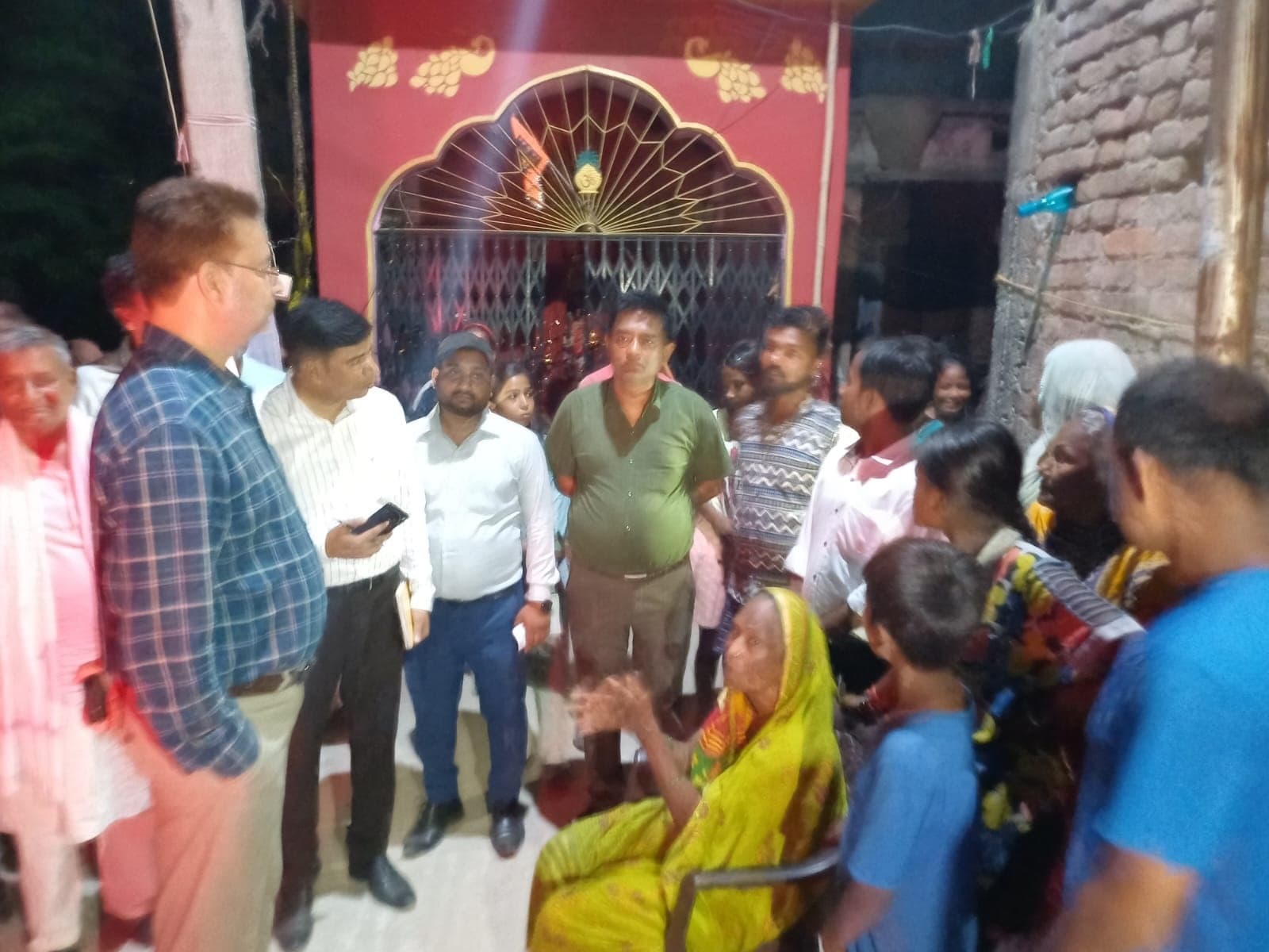 सड़क एवं पानी की समस्या का अविलंब निदान कराने का भरोसा दिया