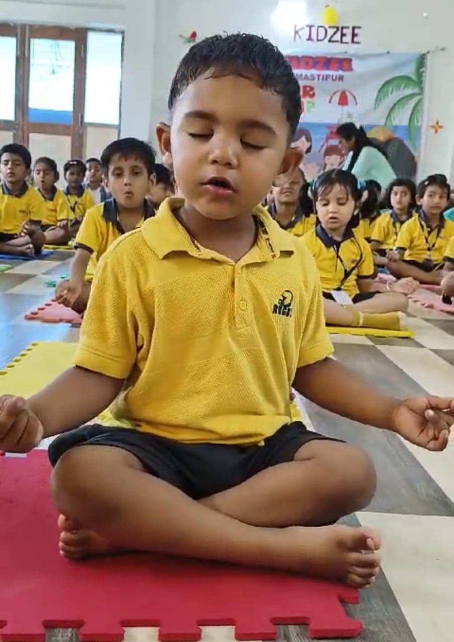 वायरल हो रहा तुश्या के योगाभ्यास की तस्वीर