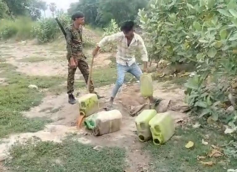 भारी मात्रा में शराब के साथ तस्कर गिरफ्तार