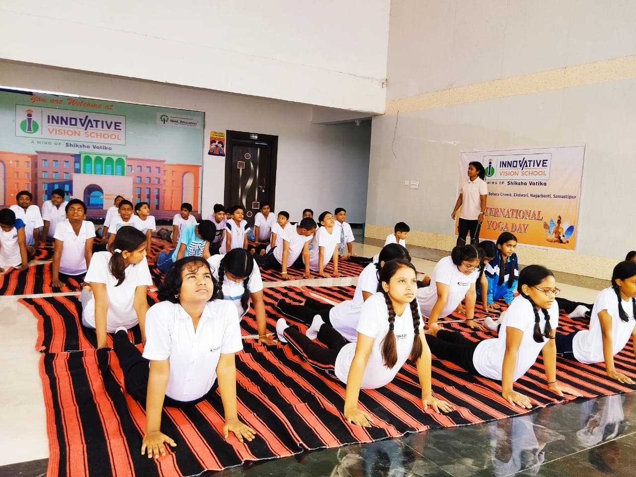 कक्षा से प्रथम से अष्टम तक के छात्रों को योग की विधियां बतायी गयी