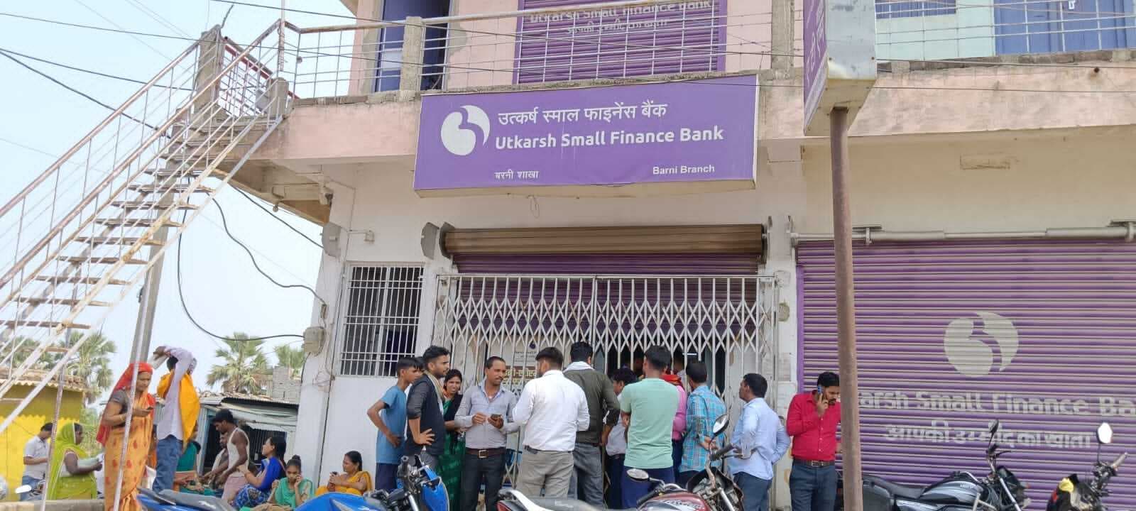 उत्कर्ष स्माॅल फाइनेंस बैंक के कर्मियों को बंधक बना की लूटपाट