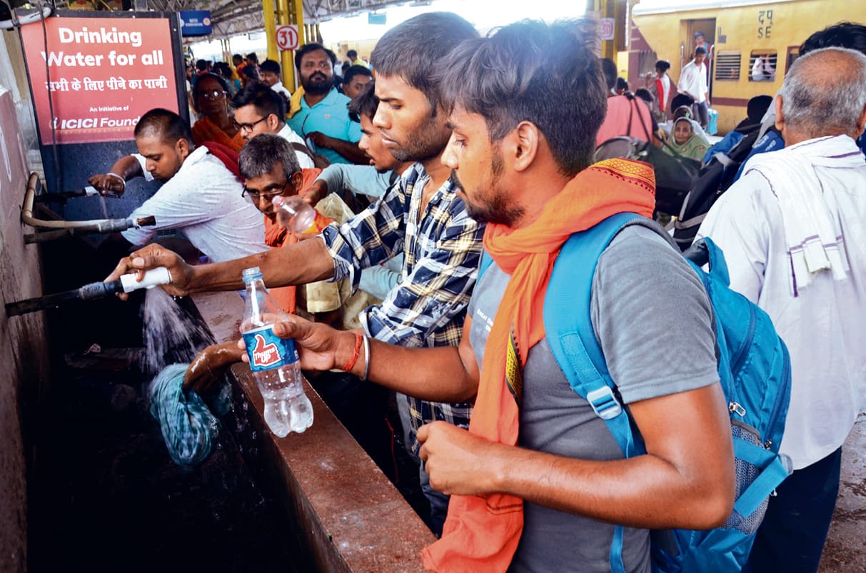 पटना जंक्शन पर एक दिन में 30 हजार बोतल पानी पी जा रहे यात्री