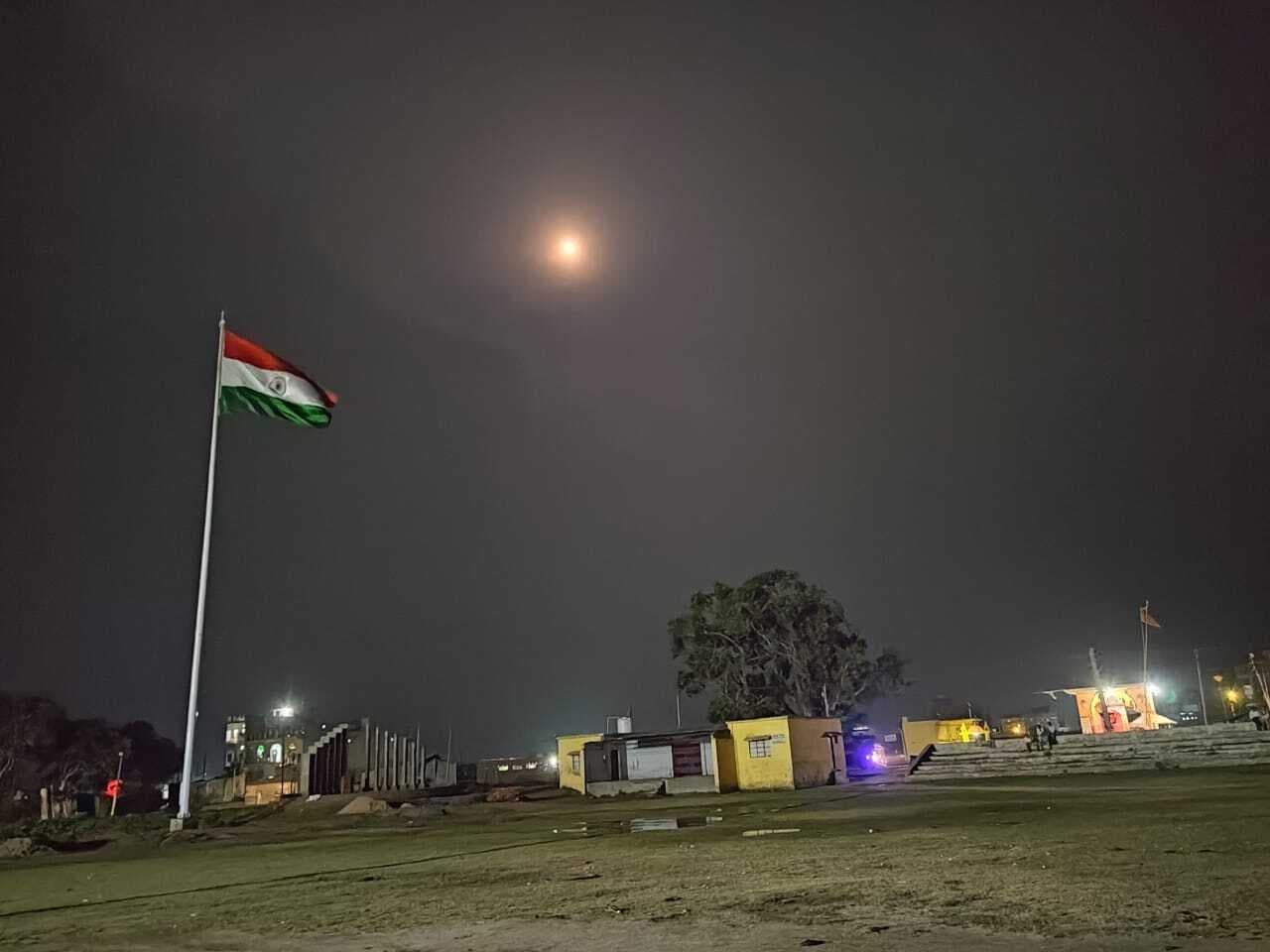 दो स्थानों पर एक सौ फीट की ऊंचाई पर लगाया जा रहा तिरंगा झंडा