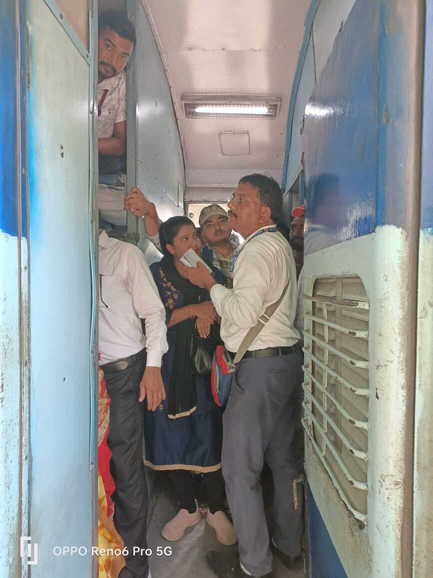 अलग-अलग रेलखंडों पर चलाया गया टिकट चेकिंग अभियान