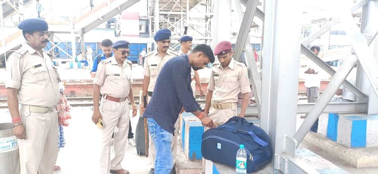 गया-कोडरमा रेलखंड पर चलनेवाली ट्रेनों की बोगियों की हुई जांच