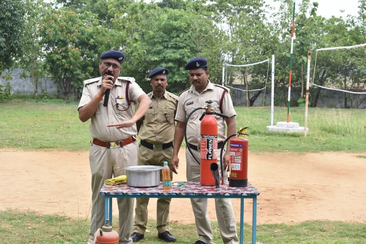 डीएवी के विद्यार्थियों को आग बुझाने के तरीकों का मिला प्रशिक्षण