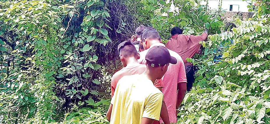 स्कूलपाड़ा के जंगल से मिला अधेड़ का शव, जांच में पुलिस