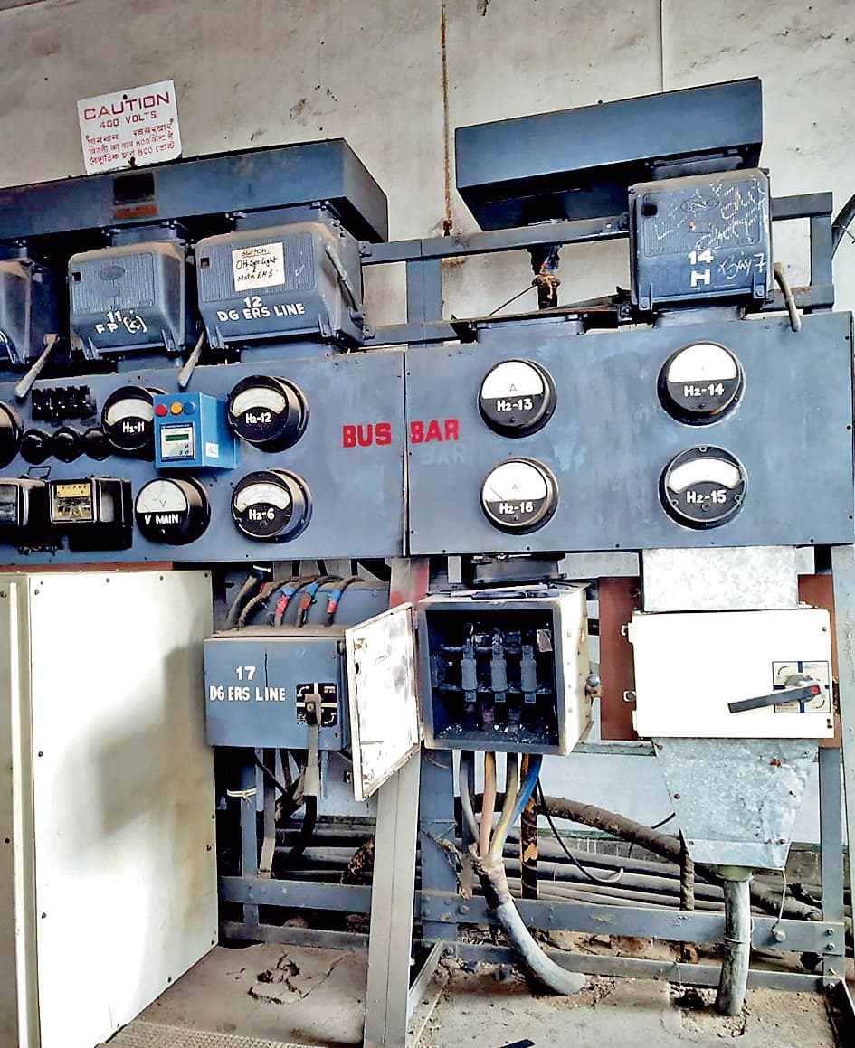 बिजली बोर्ड में हुआ स्पार्क, चिंगारी से झुलसे पांच श्रमिक, तीन हुए गंभीर