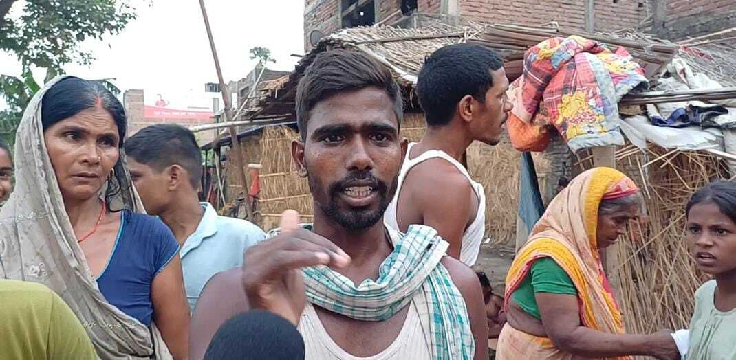 बाढ़ में ग्राहक और दुकानदार के बीच फायरिंग, पथराव में कई जख्मी