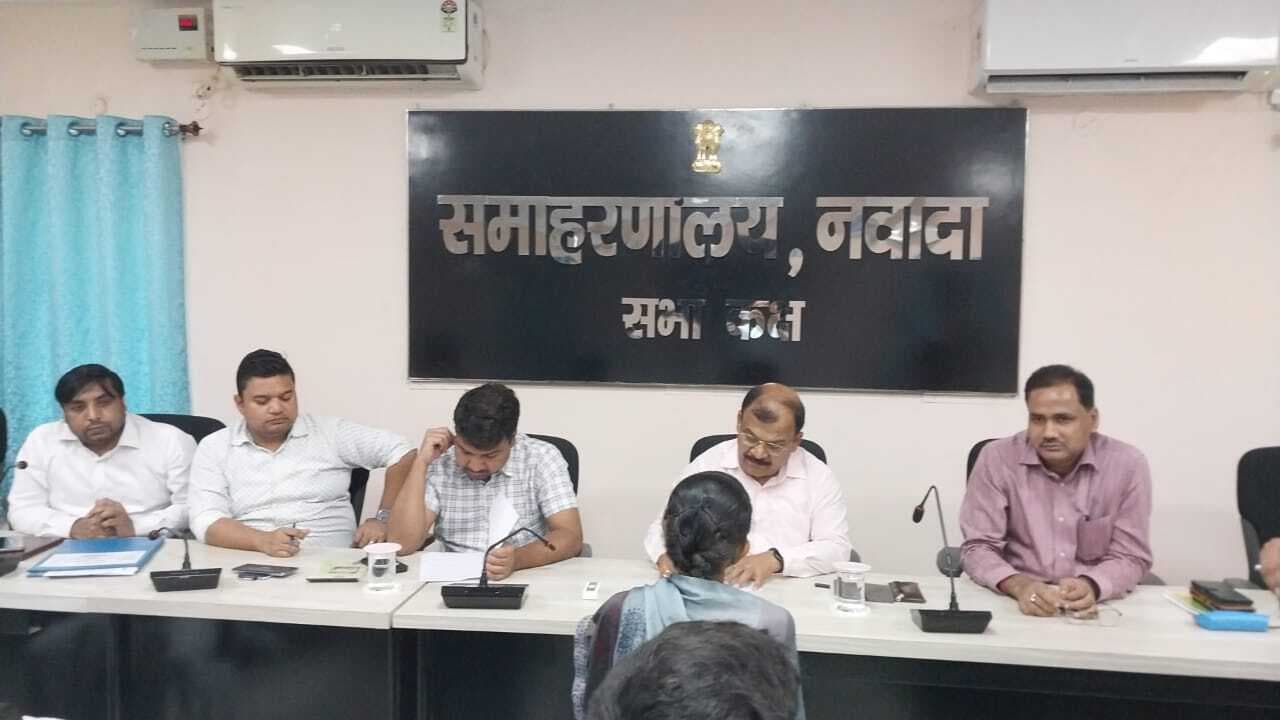 पेयजल के लिए शिकायत आती है, तो समस्या का करें समाधान : डीएम