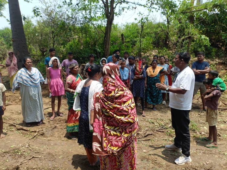 आर केबिन में निर्माण कार्य का बस्तीवासियों ने किया विरोध, जेसीबी लेकर वापस लौटे रेलवे अधिकारी