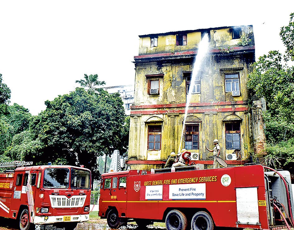 गार्स्टिन प्लेस की इमारत में लगी भयावह आग, मची अफरा-तफरीसंवाददाता, कोलकातामध्य कोलकाता के हेयर स्ट्रीट थाना क्षेत्र में बैंकशाल कोर्ट के पास गार्स्टिन प्लेस स्थित एक इमारत में भयावह आग लग गयी. घटना शनिवार तड़के करीब 4.10 बजे की है. इमारत से निकलतीं आग की लपटें देख अफर-तफरी मच गयी. सूचना मिलते ही पुलिस मौके पर पहुंची. दमकल विभाग के एक बाद एक छह इंजनों को मौके पर लाया गया. काफी मशक्कत के बाद आग नियंत्रित हो सकी. घटना में किसी के हताहत होने की सूचना नहीं है. आशंका जतायी जा रही है कि आग शॉर्ट सर्किट के कारण लगी होगी, लेकिन फॉरेंसिक जांच रिपोर्ट के बाद ही वास्तविक कारण का पता चल सकेगा. घटना की सूचना मिलते ही राज्य के दमकल विभाग के मंत्री सुजीत बोस व वार्ड 45 के पार्षद संतोष पाठक मौके पर पहुंचे. सूत्रों के अनुसार, तड़के गार्स्टिन प्लेस स्थित काफी पुरानी पांच मंजिली इमारत में आग लग गयी. इमारत के ऊपरी तल पर टिन का अस्थायी ढांचा भी तैयार किया गया था. सबसे पहले वहां से धुआं निकलते देखा गया. देखते ही देखते वहां से आग की लपटें निकलने लगीं. पूरी इमारत में अफरा-तफरी मच गयी. जो जिस हालत में था, इमारत से बाहर निकलने लगा. सूचना मिलते ही मौके पर पुलिस के अलावा डिजास्टर मैनेजमेंट ग्रुप (डीएमजी) की टीम पहुंची. इमारत से लोगों को सुरक्षित बाहर निकाल लिया गया. दमकल विभाग के करीब छह इंजनों को वहां लाया गया. अग्निकांड के दौरान विस्फोट की आवाज हुई, जिससे लोग दहशत में आ गये. अग्निकांड में इमारत का एक हिस्सा ढह गया. आग के दूसरी इमारतों में फैलने का खतरा बरकरार था. करीब छह घंटों की मशक्कत के बाद आग नियंत्रित कर ली गयी. लोगों ने दमकल मंत्री के सामने किया प्रदर्शन स्थानीय लोगों ने आरोप लगाया कि दमकल विभाग के इंजन देरी से घटनास्थल पर पहुंचे. मौके पर जब दमकल विभाग के मंत्री सुजीत बोस पहुंचे, तब स्थानीय लोगों व कुछ अधिवक्ताओं ने उनके समक्ष प्रदर्शन कर विरोध जताया. बताया जा रहा है कि उक्त इमारत में 20 से ज्यादा परिवारों का बसेरा है. हालांकि, घटना में किसी के आहत होने की सूचना नहीं है. पार्षद संतोष पाठक ने कहा कि स्थानीय वाशिंदों ने ही पहले आग बुझाने व इमारत से लोगों को बाहर निकालने का कार्य शुरू किया. उन्होंने भी आरोप लगाया कि आग लगने के करीब 30 से 40 मिनट बाद दमकल की गाड़ियां मौके पर पहुंचीं. इमारत के ऊपरी हिस्से पर रासायनिक पदार्थों व सामानों का गोदाम भी था. इधर, दमकल मंत्री बोस ने कहा कि इमारत काफी पुरानी है. दमकल विभाग के कर्मियों ने पूरी तत्परता से काम किया, तभी आग पर नियंत्रण पाना संभव हो सका. घटना के बाद इमारत में मौजूद सभी लोगों को सुरक्षित बाहर निकाल लिया गया था. स्थानीय लोगों का आरोप है कि इमारत में रासायनिक पदार्थ व सामान स्टोर किये गये थे. यदि ऐसा है, तो यह गंभीर बात है. पुलिस व दमकल विभाग इसकी जांच करेंगे. आग लगने के कारण का पता नहीं चल पायेगा. फॉरेंसिक जांच के बाद आग लगने की वजह सामने आ पायेगी.